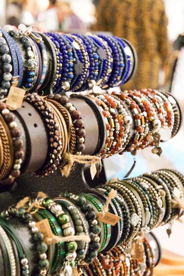 Faire le choix entre bijoux classiques et contemporains : astuces pour un style unique