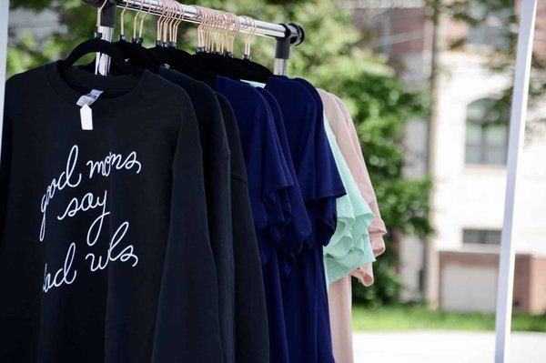 Au-delà du prêt-à-porter : l'évolution du t-shirt personnalisé dans l'industrie de la mode