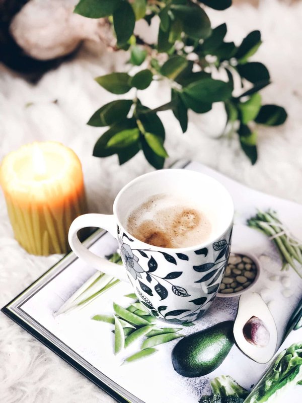 Comment intégrer des éléments de mode scandinave épurée dans une garde-robe colorée?