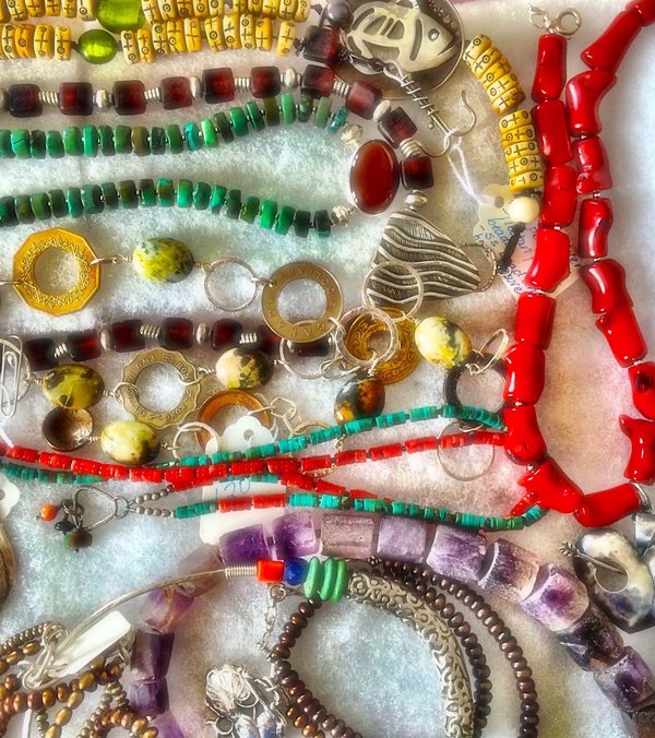 Quelles astuces pour choisir des bijoux qui complètent un décolleté plongeant dans un contexte professionnel?