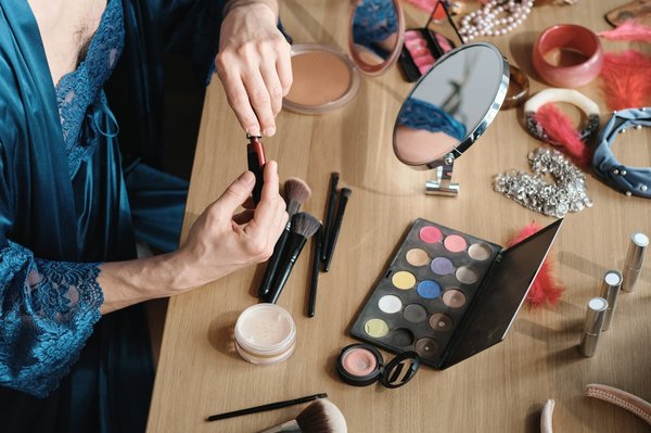 Quelles sont les tendances actuelles les plus populaires en matière de maquillage ?